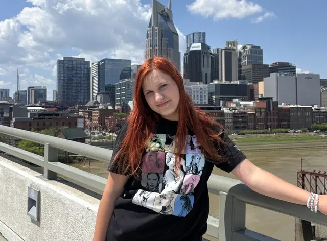 Leonie Herrmann mit der Skyline von Nashville im Hintergrund, wo sie neun Monate verbrachte. | Foto: Rebecca Musch