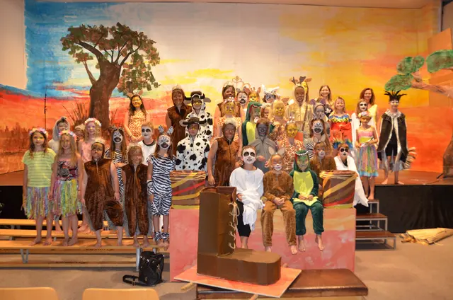 Mitreißende Rhythmen und farbenfrohe Kulissen: Die Bühne des Kraubather Dorfsaals verwandelte sich in eine afrikanische Märchenwelt. | Foto: VS Kraubath