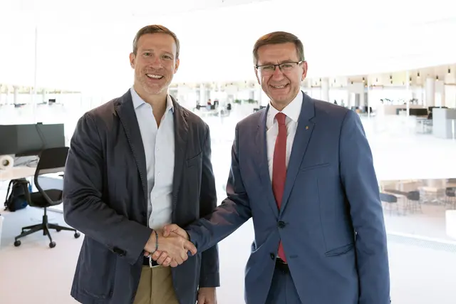 Markus Achleitner (r.) bei seinem Arbeitsgespräch mit Gottfried Neumeister (l.) Mitte Juli bei KTM in Mattighofen. | Foto: Land OÖ/Margot Haag