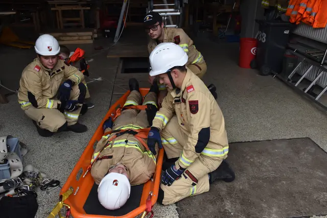 Die jungen Feuerwehrleute stellten sich auf als "Opfer" zur Verfügung.  | Foto: ZOOM-Tirol