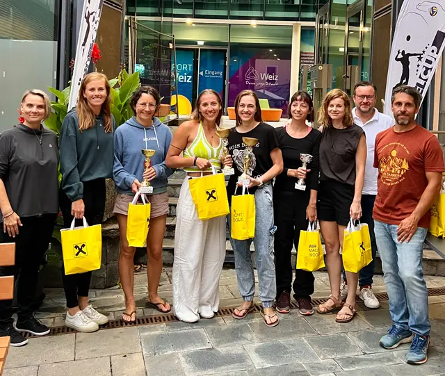 Damen Tagessieg Gewinnerinnen sowie Bürgermeisterin Bettina Bauernhofer (links), Referent für Sport und Freizeit Christof Prassl (2. v. r.)  und Turnierveranstalter Georg Staber (rechts) | Foto: zVg
