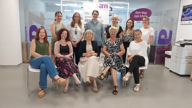 Sechs Absolventinnen der Lehre mit Zukunft (hinten) und das Ausbildungsteam: Michaela Lubi (zam), Claudia Krenn (AMS Gleisdorf), Stefanie Brottrager (zam Regionalleiterin Oststmk.), Evelyn Hochleitner (AMS Gleisdorf) und Kursleiterin Dagmar Kaltenbeck (vorne v. l.). | Foto: zam Oststeiermark