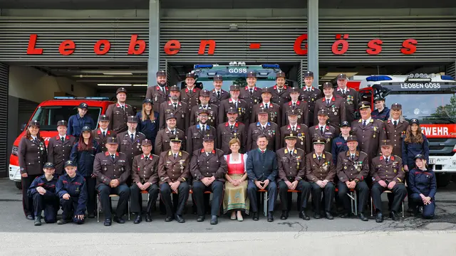 In voller Montur und mit Vizebürgermeisterin Birgit Sandler: Die Mannschaft der Freiwilligen Feuerwehr Leoben-Göss. | Foto: FF Leoben-Göss