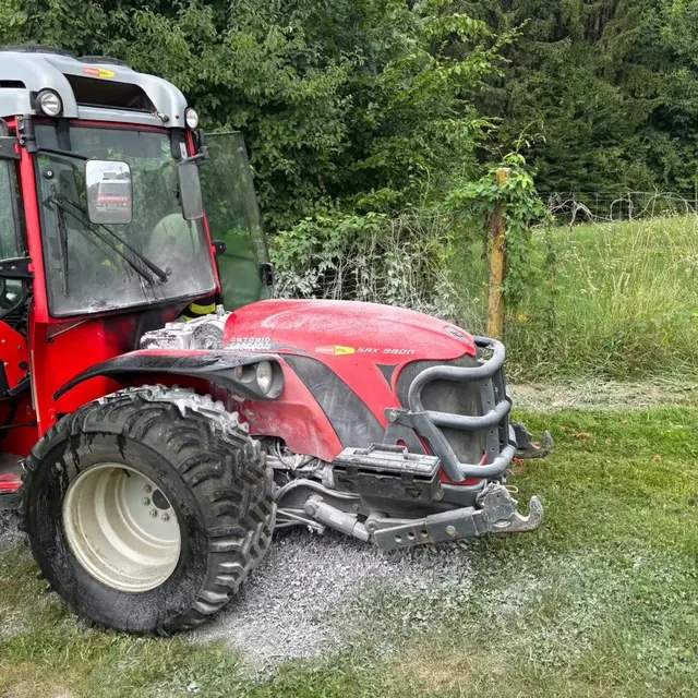 Der Traktor geriet während Mäharbeiten im Weingarten in Brand, Auslöser könnte ein technischer Defekt gewesen sein.  | Foto: FF Hatzendorf