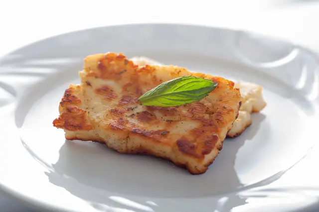 Die geschützte Bezeichnung Halloumi ist an Zypern und die traditionelle Rezeptur gebunden. | Foto: Smarterpix/Devrim_PINAR