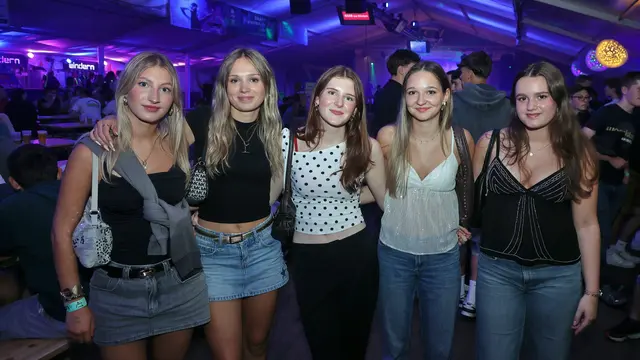 Marie, Paulina, Vicktoria, Jade, Heidi aus Pennewang genossen die ausgelassene Stimmung. | Foto: Helmut Klein