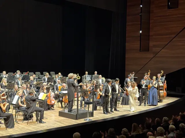 Tosender Beifall für Sänger, Orchester und den Chor der Festspiele Erl.  | Foto: Barbara Fluckinger