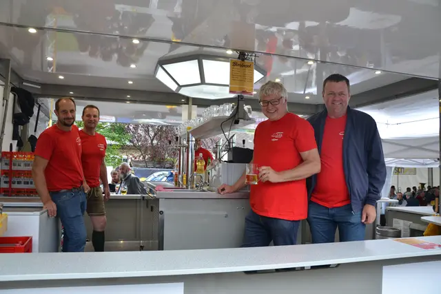 Johannes Pichler, Johann Schweiger, Hans Sturm und Karl Weyrer sorgten an der Schank für flüssigen Nachschub | Foto: Alexander Fritsch