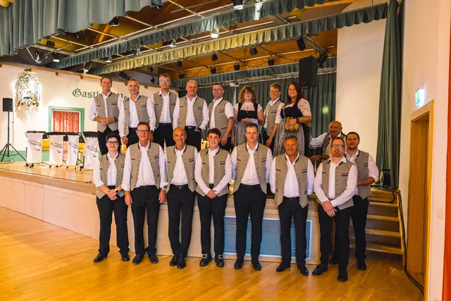 Die Blaskapelle Simmerinka bot ein großes Repertoire von Traditionellem bis hin zu modernen Stücken samt Gesangeinlagen.  | Foto: Pernsteiner