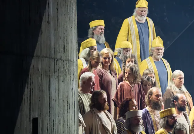 „Ich bin dabei“ – erster Auftritt im Volk: Für Erzbischof Franz Lackner hat das Mitwirken im Passionsspiel eine tief persönliche Bedeutung. | Foto: Thomas Zangerl