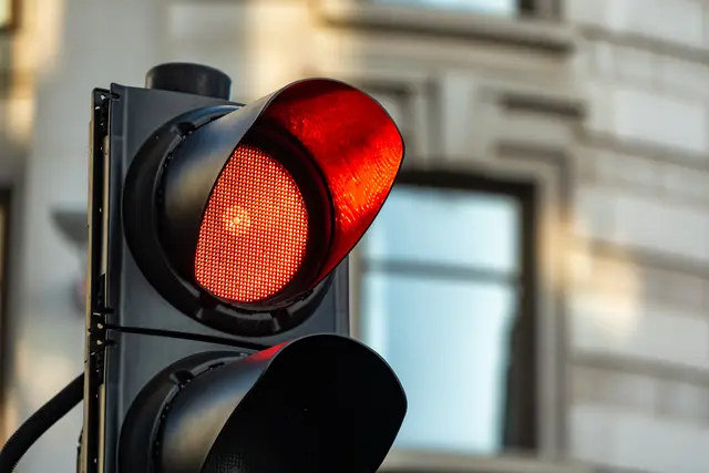 Trotz Blaulicht und Folgetonhorn Trotz Blaulicht ignorierte der Fahrer die Polizei und fuhr über Rot. (Symbolfoto) | Foto: stock.adobe.com/at/WD Stock Photos