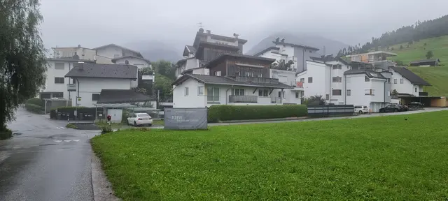 Um die Verbauung dieses Grundstückes in Oberperfuss gibt es heftige politische Diskussionen. | Foto: privat