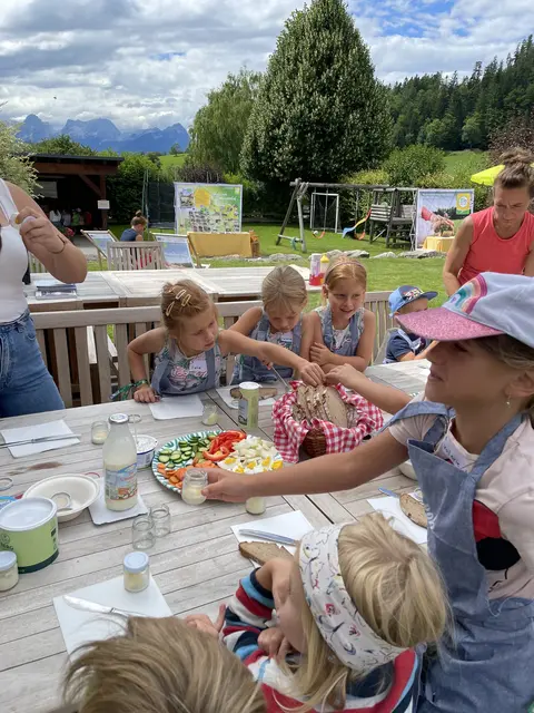 Am Biobauernhof Dansbach erlebten die Kinder, wie aus der frischen Bio-Milch der Kühe köstlicher Käse wird.  | Foto: Bio Austria