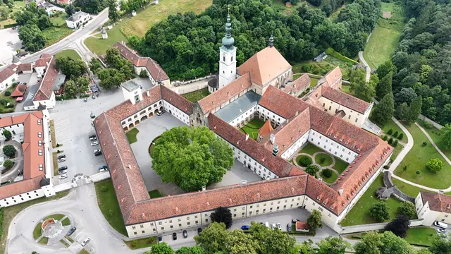 Das Stift Heiligenkreuz aus der Perspektive einer Drohne. | Foto: Gernot Ambros
