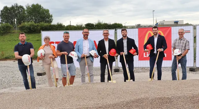 Setzen den ersten Spaten: Jürgen Pignitter, Ingrid Zaunschirm, Nikolaus Tanner, Stefan Helmreich, Dietmar Kuhn, Christian Gruber, Lukas Huisbauer und Martin Pitsch. | Foto: Edith Ertl