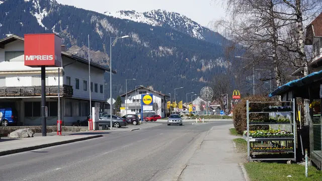 Die gestohlene Türe befand sich beim Infoparkplatz an der B179 auf Kilometer 20,400, links in Fahrtrichtung Reutte direkt beim Absperrzaun nahe den Mülleimern. (Symbolbild) | Foto: Hartman