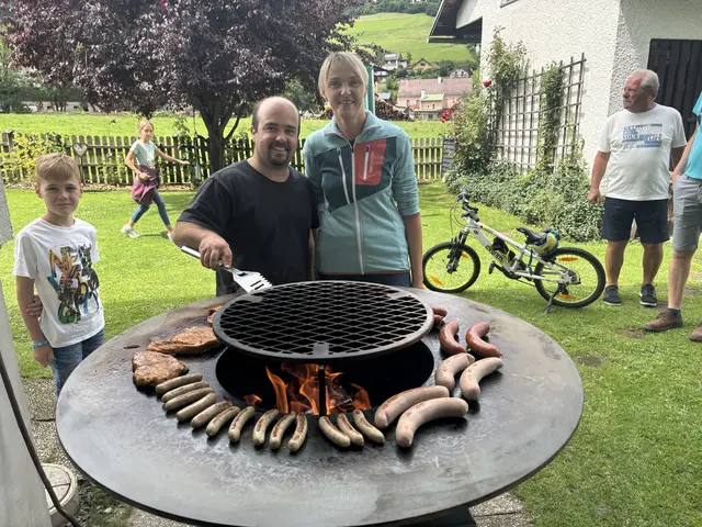 Das Fest kann beginnen: Silvia und Thomas Hernaus am selbstgebauten "Grill-Monster". | Foto: Hackl