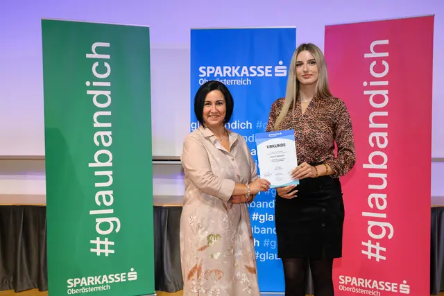 Generaldirektorin Stefanie Christina Huber gratuliert Elma Caitinovic zur bestandenen Lehrabschlussprüfung.
 | Foto: W. Kerschbaummayr