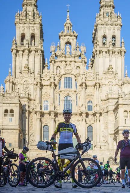 Christoph Strasser vor der Kathedrale in Santiago de Compostela. Auf ihn warten noch Tausende Kilometer bis nach Rumänien. | Foto: Lex Karelly