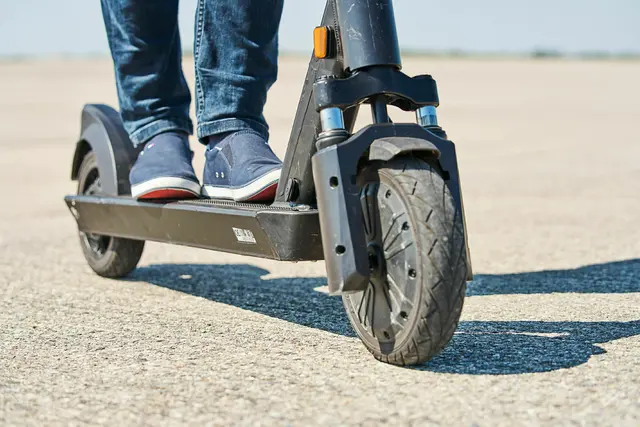 Laut Angaben der Frau sei ein etwa 40-jähriger Mann mit einem E-Scooter sehr knapp an ihr und ihrem Kind vorbeigefahren. (Symbolfoto) | Foto: ÖAMTC