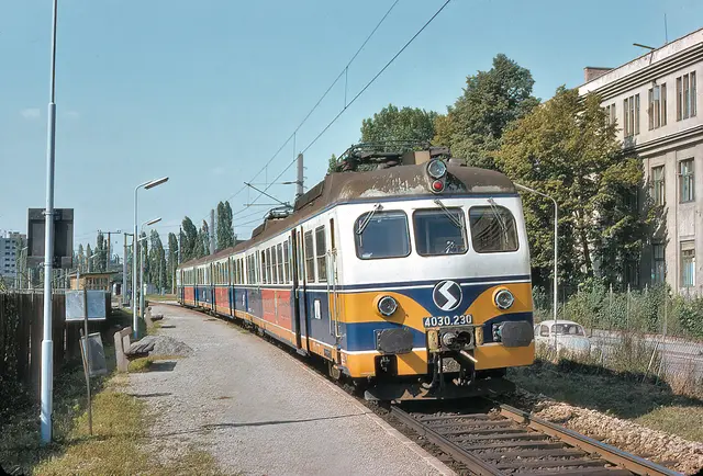 August 1976: Einen Tag nach dem Einsturz der Reichsbrücke zogen die ÖBB einen halbstündlich fahrenden S-Bahn-Verkehr mit der Reihe 4030 zwischen Wien Südbahnhof und Erzherzog-Karl-Straße auf. | Foto: Karl Zellhofer