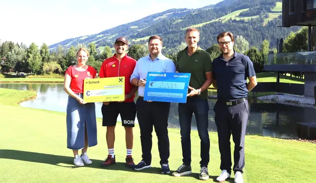 Bgm. René Schwaiger übergibt die Spendenchecks. | Foto: Schwaiger