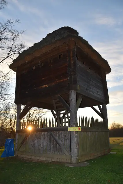 Der Nachbau einer Tschardake unmittelbar an der Lafnitz zwischen Burgau und Burgauberg. | Foto: Martin Wurglits