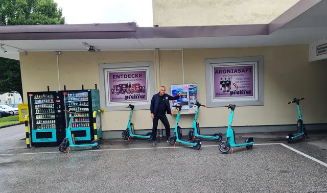 Kreuz und quer abgestellte E-Scooter blockieren seit Tagen den Gehweg vor einem Zigarettenautomaten auf der Ennsleite in Steyr – zum Ärger von Passanten und Geschäftsbetreibern. | Foto: Josef Jankovic