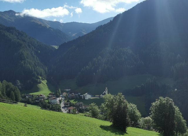 Mit dem Ausbau der Linie 580 wurde der öffentliche Verkehr im Navistal deutlich verbessert. | Foto: Kainz