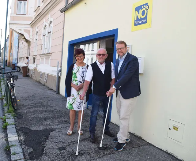 Der Gehweg wird für Menschen mit Gehhilfe Gehhilfen zum Hindernisslauf. | Foto: NÖs Senioren