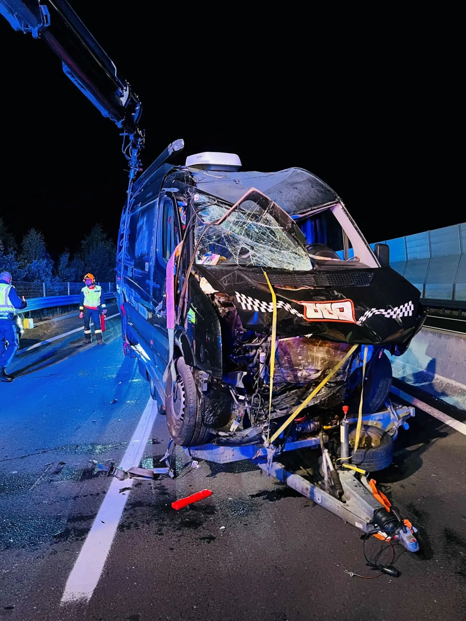Anh-nger-samt-Kastenwagen-blockierte-Fahrbahn