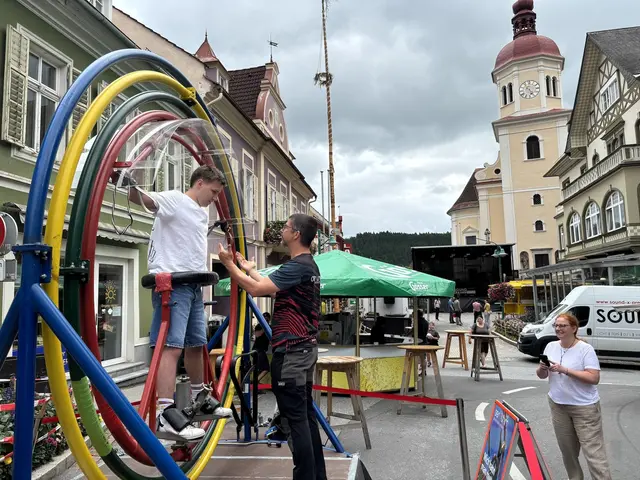 Spaß pur beim Birkfelder Kirtag: Im Astronauten-Trainer konnten alle das Gefühl der Schwerelosigkeit erleben – ein echtes Highlight. | Foto: @PeterJ