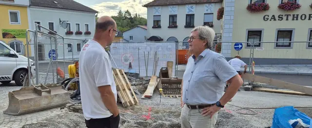 Bürgermeister Josef Lindner (re., im Gespräch mit Strabag-Polier Markus Mühlbachler) überzeugt sich regelmäßig vom Baufortschritt am Marktplatz. Mittlerweile wird auch schon im Bereich des künftigen "Friedensplatzes" mit der Umgestaltung begonnen.  | Foto: Marktgemeinde Gutau