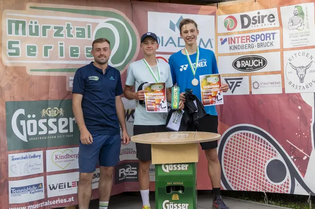 Turnierleiter Philip Aschenbrenner mit Valentin Feiel (SG Bruck-Kindberg) und Florian Kunz (TK Gratkorn). Feiel holte sich seinen ersten Mürztal-Series-Titel im Einzel. | Foto: Mürztal Series