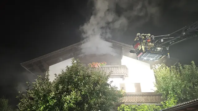 Die Feuerwehr musste Teile des Dachbodens und eine Zwischendecke öffnen, um den Brand zu bekämpfen. | Foto: zoom.tirol