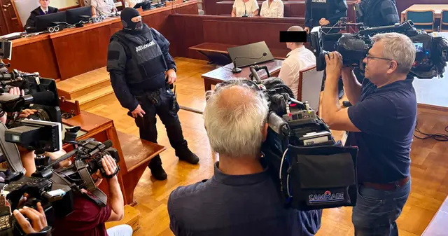 Vor dem Landesgericht Wiener Neustadt wurde der 18-jährige Luca K. wegen Mitgliedschaft in einer terroristischen Vereinigung (nicht rechtskräftig) verurteilt. | Foto: Sascha Trimmel