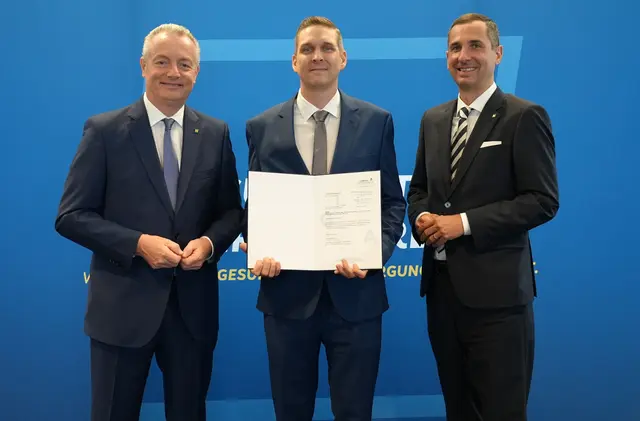 Die Vorstände der NÖ Landesgesundheitsagentur, Mag. Gerhard Dafert (li.) und Mag. Dr.
Bernhard Kadlec (re.), gratulieren Stefan Seifert-Ragyoczy, BA MSc (Mi.) zu seiner neuen
Aufgabe als Kaufmännischer Direktor des PBZ Mautern.
| Foto: NÖ LGA