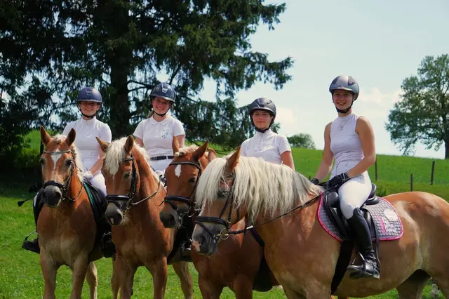 Auch im Teambewerb beim Springen konnte die Mannschaft rund um Lucia Rinnhofer, Stefanie Felber, Valentina Harich und Helene Kohlbacher den Titel erringen. | Foto: Reitergruppe Mürzzuschlag-Ganz