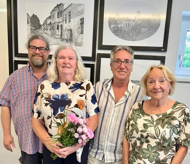 Obmann Klaus Bergmaier, Gattin des Künstlers Christa Kirschbaum, Künstler Dietmar Kirschbaum, Obmann-Stellvertreterin Martha Platzer beim Atelierbesuch im Atelier Dietmar Kirschbaum in Droß | Foto: Kultur Mitte Krems