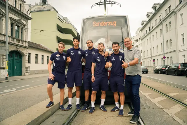 Per Bim und in Begleitung von Bezirksvorsteher Georg Papai (SPÖ; re.) ging es für den FAC zur ersten Runde des ÖFB-Cups. | Foto: FAC Wien