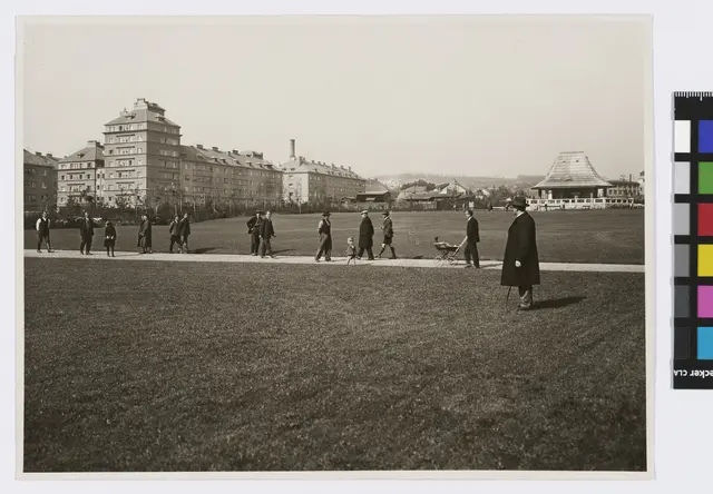 Im Hintergrund an der Wohnhausanlage Sandleiten (l.) kann man noch die Milchtrinkhalle (r.) erkennen. Um 1935 war von der Flora im heutigen Kongreßpark noch nicht viel zu sehen. | Foto: Martin Gerlach/ Wien Museum