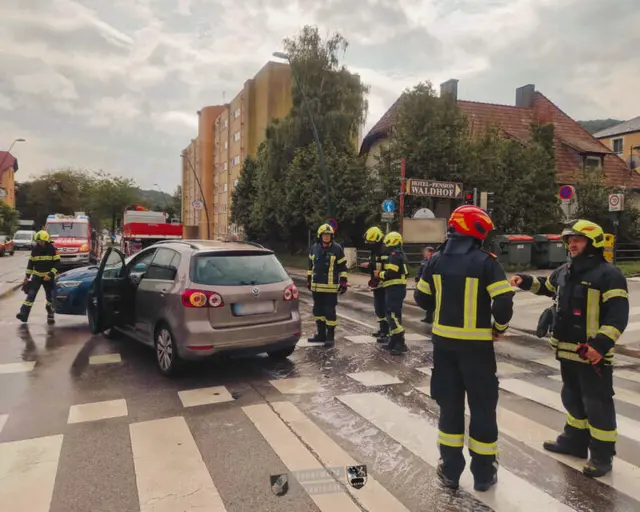 Verkehrsunfall im Kreuzungsbereich der B1 auf Höhe Anton-Wenzel-Prager-Gasse. | Foto: FF Purkersdorf