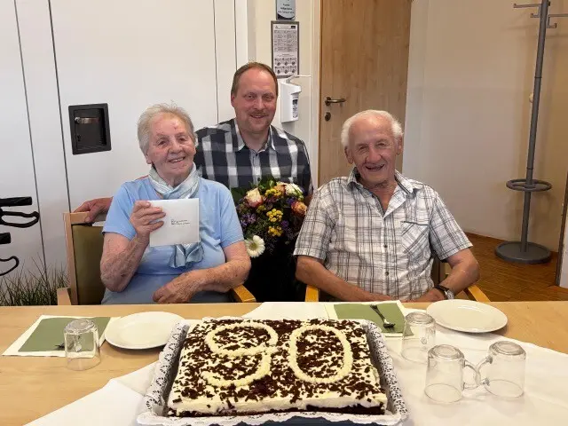 Willkommen im Club der 90-er: Christina Baumgartner mit Hubert Haselbacher und Gatten Franz Baumgartner. | Foto: Gemeinde Kirchberg