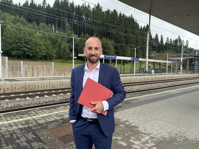 Bürgermeister David Egger-Kranzinger betonte die Wichtigkeit des Bahnhofs Neumarkt am Wallersee. | Foto: Emanuel Hasenauer