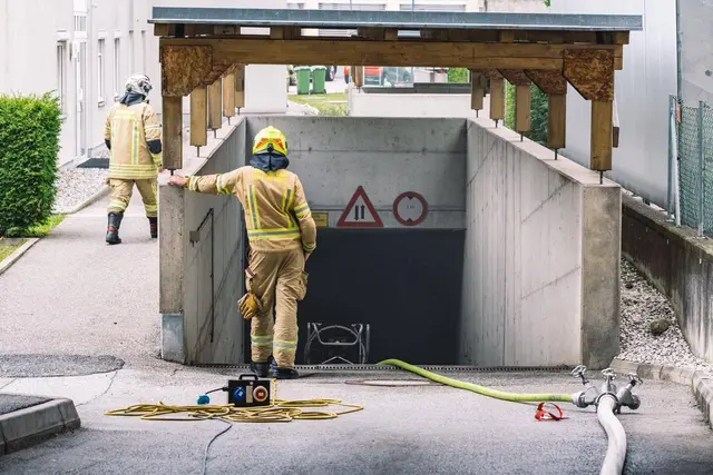 Großeinsatz: Die Freiwillige Feuerwehr Hall löschte den Brand in der Tiefgarage. | Foto: BFV IBK-Land/Pernsteiner