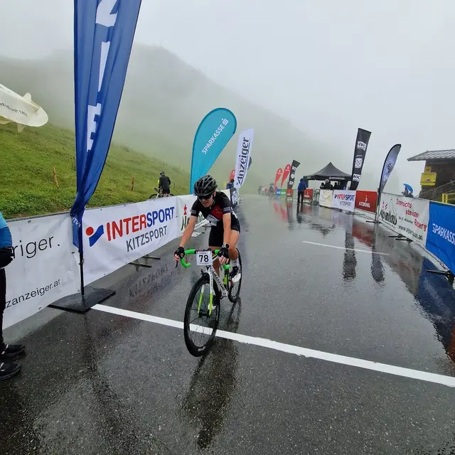Nach  36:06 Minuten fuhr Julia Sörgel über die Ziellinie und kürte sich so zur "Hornheldin". | Foto: SV-Kitzsport