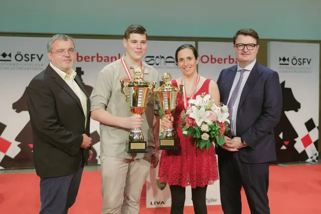Christian Fleischhacker (Vizepräsident ÖSB), Dominik Horvath (Staatsmeister 2025), Veronika Exler (Staatsmeisterin 2025), Michael Stöttinger (Präsident ÖSB) | Foto: Johanna Seister, Grandmaster