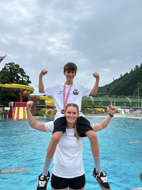 Hannes Trenkwalder wurde von Trainierin Hanna Waldhart auf die Schultern genommen. | Foto: TWV