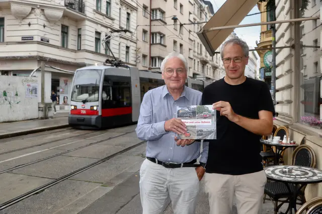 Karl (l.) und Martin Zellhofer berschäftigen sich mit der Entwicklung des Wiener Schienenverkehrs der vergangenen 55 Jahre.  | Foto: Ulrike Kozeschnik-Schlick