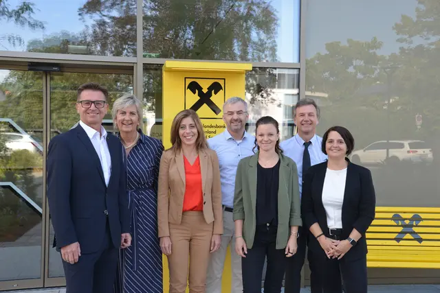 Rudol Suttner, Vorstandsdirektor Raiffeisenlandesbank Burgenland, Heidi Jäger, Regionalleiterin Privat- und Servicebank Region Neudörfl, Christian Locsmandy, Bereichsleiterin Retail & Provate Banking, Andreas Reisner, Teamleiter, Tamara Friedrich, Privatkundenbetreuerin, Walter Götz, Privatkundenbetreuer und Teresa Hanel, Serviceberaterin. | Foto: Raiffeisenbank Burgenland